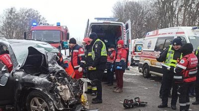 На місці поліції працювали правоохоронці та приїхала швидка На місці поліції працювали правоохоронці та приїхала швидка