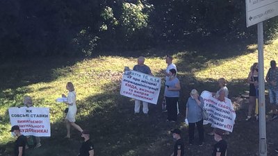 У Києві активісти пікетували з'їзд партії "Слуга народу" У Києві активісти пікетували з'їзд партії "Слуга народу"