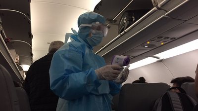 У Борисполі працівники аеропорту ретельно виміряли температуру тіла усіх пасажирів У Борисполі працівники аеропорту ретельно виміряли температуру тіла усіх пасажирів
