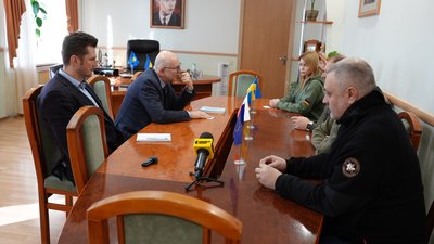 "Будемо допомагати до перемоги": Посол Чеської Республіки в Україні відвідав Конотоп "Будемо допомагати до перемоги": Посол Чеської Республіки в Україні відвідав Конотоп