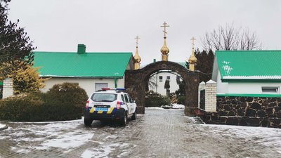 Портрет Кіріла, книги про РФ: як коментують обшуки в монастирі УПЦ на Волині