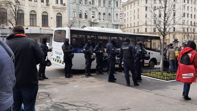 Харківську міськраду пікетують перед сесією: посилили охорону Харківську міськраду пікетують перед сесією: посилили охорону