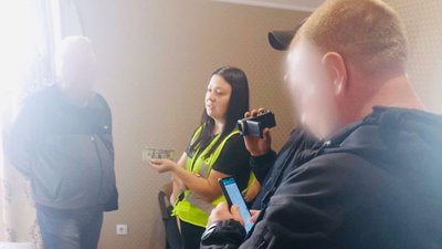 В Івано-Франківську керівник турагентства за 6 тис. доларів допомагав чоловікам виїхати за кордон — поліція В Івано-Франківську керівник турагентства за 6 тис. доларів допомагав чоловікам виїхати за кордон — поліція