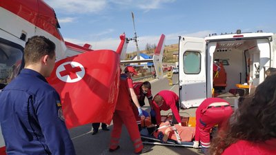 Пацієнтку із гірського району Львівщини доправили до львівської лікарні вертольотом