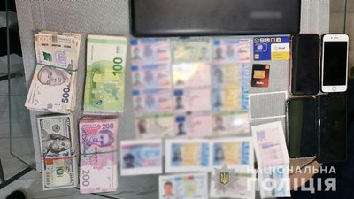 В Запоріжжі викрили чоловіка, який підробляв міжнародні документи В Запоріжжі викрили чоловіка, який підробляв міжнародні документи