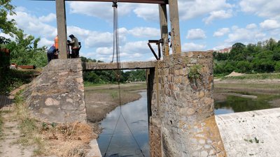 У Житомирі на греблі річки Тетерів ліквідовують промоїну, яка утворилася через паводок