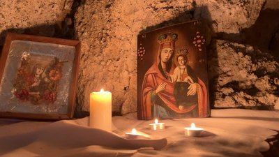 Ікони у печерній церкві