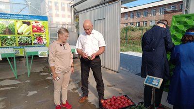 Директор училища передає зібраний у закладі врожай, представниці однієї зі шкіл громади, 2 жовтня 2023. Фото: Суспільне Хмельницький Директор училища передає зібраний у закладі врожай, представниці однієї зі шкіл громади, 2 жовтня 2023. Фото: Суспільне Хмельницький