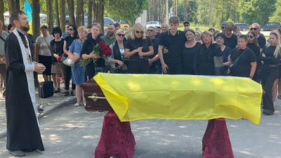 "Дякуємо йому за те, що він нас захищав". У Сумах в останню путь провели загиблого військовослужбовця Максима Литовченка "Дякуємо йому за те, що він нас захищав". У Сумах в останню путь провели загиблого військовослужбовця Максима Литовченка