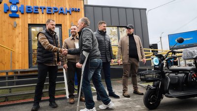 Голова КОВА Микола Калашник розмовляє з ветеранами ЗСУ