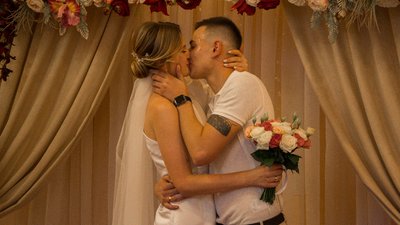 В Одесі дизайнерка безкоштовно створила сукню для нареченої військовго В Одесі дизайнерка безкоштовно створила сукню для нареченої військовго