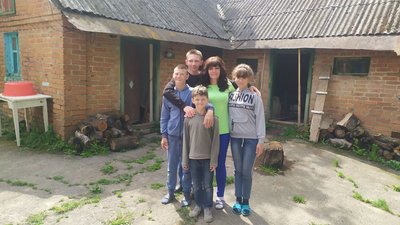 "Сусіди принесли меблі, дали телевізор", — переселенка про переїзд на Вінниччину із чотирма дітьми