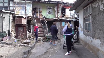 В Одесі мешканці будинку, на який впало дерево, досі живуть у пошкоджених квартирах