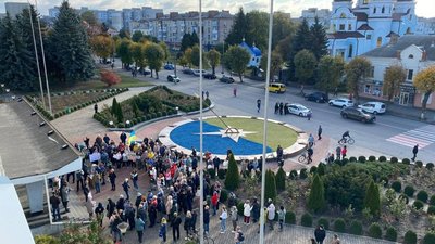 Акція біля Будинку рад із вимогою витрачати гроші на ЗСУ Акція біля Будинку рад із вимогою витрачати гроші на ЗСУ