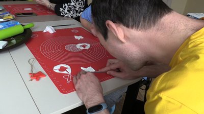 Янголи пам'яті: у Черкасах прикрасили алею біля стели Героїв Небесної Сотні Янголи пам'яті: у Черкасах прикрасили алею біля стели Героїв Небесної Сотні