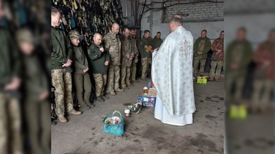 Їжа в касках та ящиках. Капелан з Буковини показав, як освячував великодні страви на фронті Їжа в касках та ящиках. Капелан з Буковини показав, як освячував великодні страви на фронті