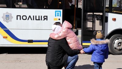 Майже 100 членів сімей поліцейських та рятувальників евакуювали із зони бойових дій до Словаччини