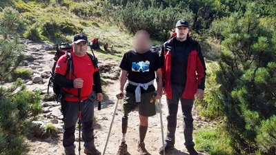Прикарпатські рятувальники допомогли ветерану, який у горах пошкодив протез