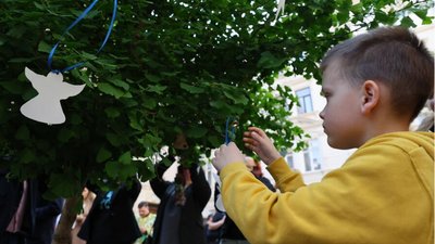 Хлопчик вішає ангелика на дерево на площі Ангелів