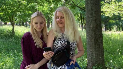 Алла Фещенко з дочкою Альоною щодня прогулюються у шумському парку Алла Фещенко з дочкою Альоною щодня прогулюються у шумському парку