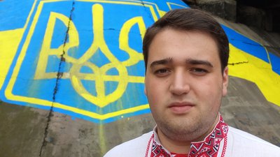Оновили прапор та герб України: у Дніпрі молодь реконструювала мурал Оновили прапор та герб України: у Дніпрі молодь реконструювала мурал