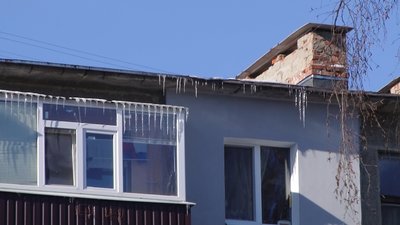 У Полтаві бурульки з дахів зчищають альпіністи