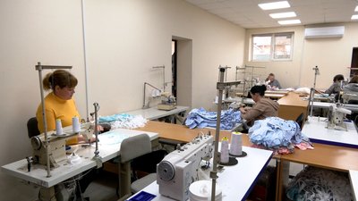 У Чернігові відновило роботу одне з виробництв з пошиття дитячого одягу У Чернігові відновило роботу одне з виробництв з пошиття дитячого одягу