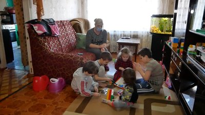 "Ми в підвалі сиділи, потім виїхали". Багатодітна родина із Дебальцевого переселилась до Часів Яру "Ми в підвалі сиділи, потім виїхали". Багатодітна родина із Дебальцевого переселилась до Часів Яру