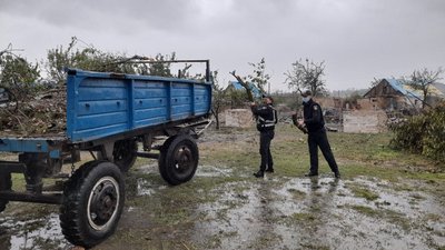 Буревій на Херсонщині: наслідки негоди усувають досі Буревій на Херсонщині: наслідки негоди усувають досі