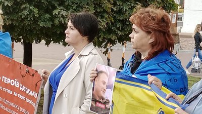 Родичі полонених українців, які прийшли на акцію "Поверніть Героїв додому", 6 жовтня 2023. Фото: Суспільне Хмельницький Родичі полонених українців, які прийшли на акцію "Поверніть Героїв додому", 6 жовтня 2023. Фото: Суспільне Хмельницький