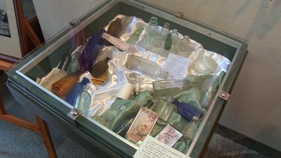 Флакони з історією: у Черкасах презентували виставку старовинного скла Флакони з історією: у Черкасах презентували виставку старовинного скла