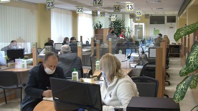 Як чиновники Луцької міської ради та ЦНАПу працюють у "червоній" зоні Як чиновники Луцької міської ради та ЦНАПу працюють у "червоній" зоні