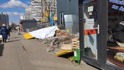У Києві чоловік погрожував спалити себе живцем, протестуючи проти демонтажу МАФів У Києві чоловік погрожував спалити себе живцем, протестуючи проти демонтажу МАФів