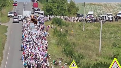 Паломники УПЦ (МП), що йдуть до Почаєва, поки залишаються на Хмельниччині