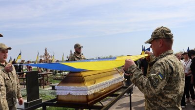 Два роки був безвісти зниклим: на Черкащині поховали військового Два роки був безвісти зниклим: на Черкащині поховали військового