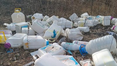 На Вінниччині невідомі викинули на узбіччя тару від небезпечних хімічних речовин На Вінниччині невідомі викинули на узбіччя тару від небезпечних хімічних речовин