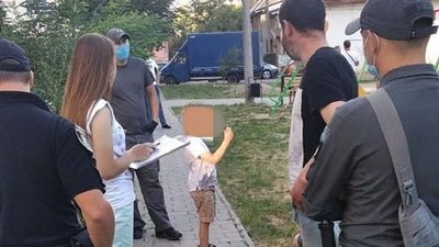 Пішла на святкування. У Франківську жінка залишила свою дитину незнайомцю
