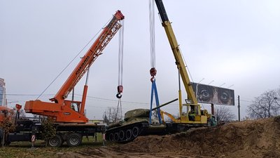 В Умані демонтували радянський танк В Умані демонтували радянський танк