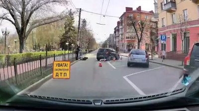 Авто збило мотоцикліста у Чернігові, його ушпиталили
