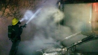 На Херсонщині від автівки загорівся будинок: у ньому знаходилось двоє людей