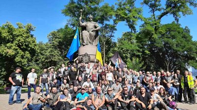 Спільне фото біля пам'ятника Мазепі Спільне фото біля пам'ятника Мазепі