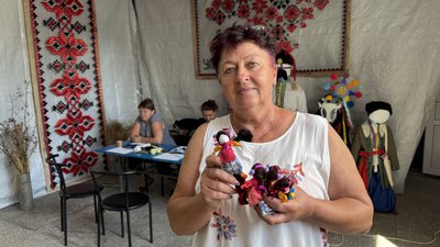 Обереги на фронт. На Миколаївщині волонтерки створюють ляльки для допомоги військовим Обереги на фронт. На Миколаївщині волонтерки створюють ляльки для допомоги військовим