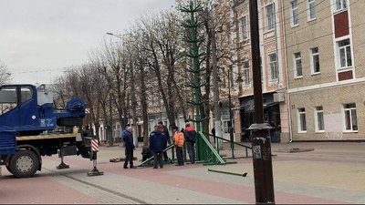 У Хмельницькому встановлюють новорічну ялинку. Чи буде урочисте відкриття