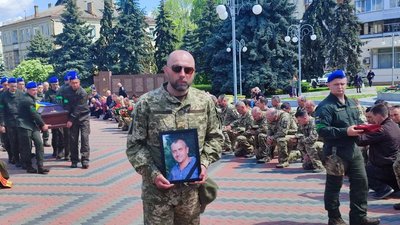 Казав: "Все буде Україна". У Черкасах попрощалися із загиблим тероборонівцем Казав: "Все буде Україна". У Черкасах попрощалися із загиблим тероборонівцем