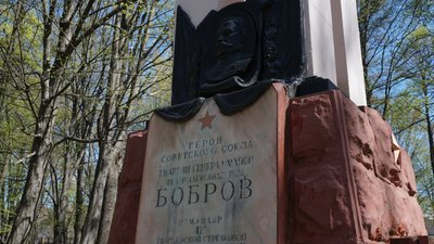 У Чернівцях хочуть перенести пам'ятник на могилі радянських офіцерів. Що кажуть експерти