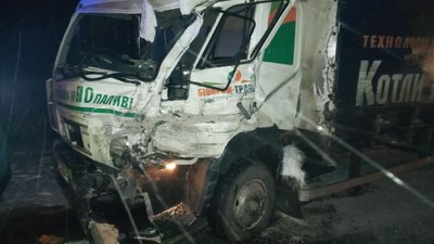 На Рівненщині зіткнулись дві вантажівки, одного з водіїв деблокували