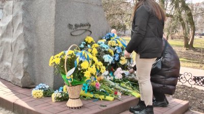 До пам’ятника Шевченка поклали квіти чиновники, жителі обласного центру та внутрішньопереміщені особи