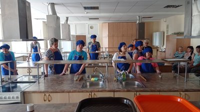 «Я прикрашав їх своїми руками»: у Полтаві людей з інвалідністю вчили випікати пряники