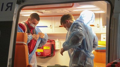 Без перерви між викликами. Як працює швидка у Чернівцях за майже заповнених лікарень