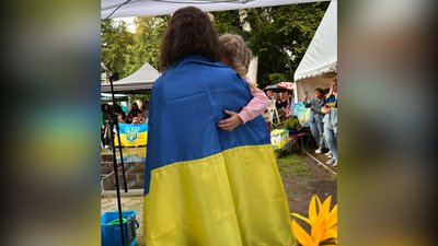 Переселенка виготовляє у Німеччині патріотичні браслети Переселенка виготовляє у Німеччині патріотичні браслети